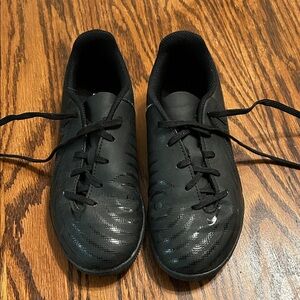 Nike Jr PhantomGX2 club kids shoes size 2 youth